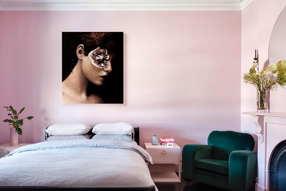 Com paredes em rosa pastel e poltrona de veludo verde, esse quarto foi assinado pela designer de interiores Danielle Brustman — Foto: Nicole Inglaterra/Divulgação