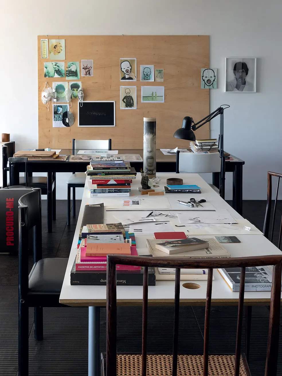 No ateliê, cadeiras e mesas projetadas por Geraldo amparam livros, desenhos e instrumentos usados por Lenora durante suas criações — Foto: Ruy Teixeira