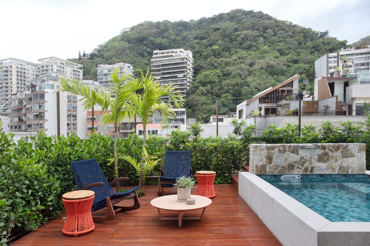 Décor do dia: área externa com jardim integrado à piscina e espaço gourmet
