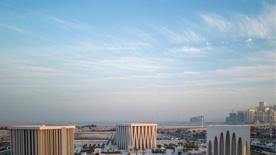 O novo e majestoso complexo inter-religioso de David Adjaye em Abu Dhabi