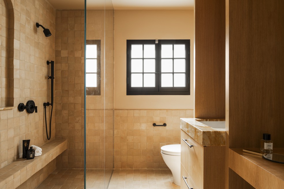 Décor do dia: banheiro com azulejos em tons terrosos — Foto: Gavin Cater