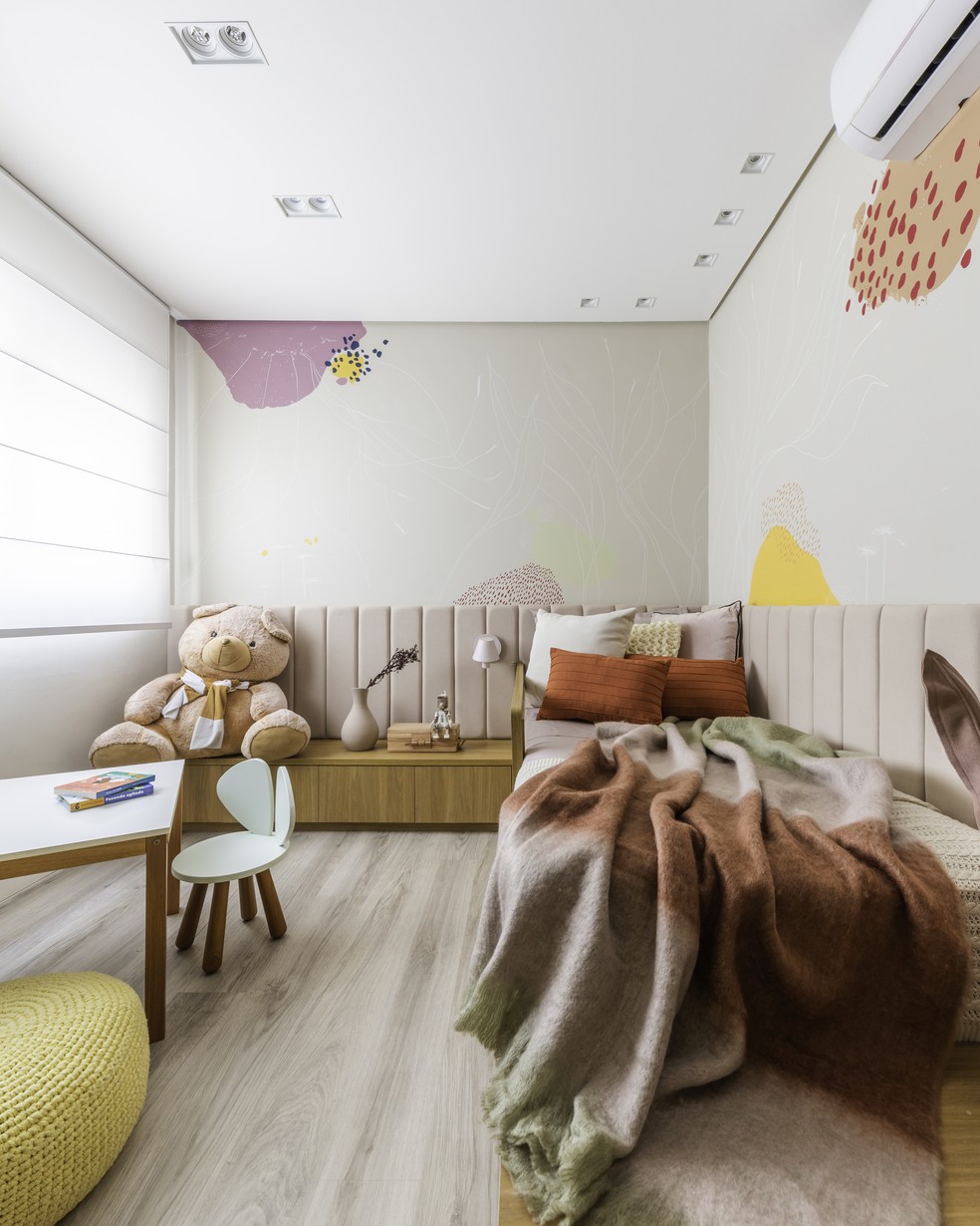 No quarto de criança, as paredes ganharam pinturas decorativas que reforçam o aspecto lúdico da decoração — Foto: Guilherme Pucci