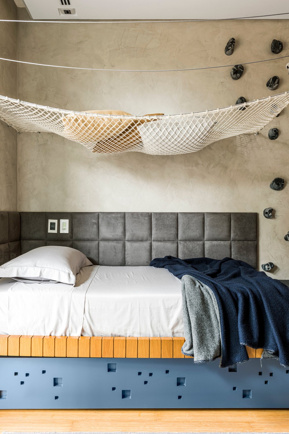 Décor do dia: quarto infantil com parede de escalada