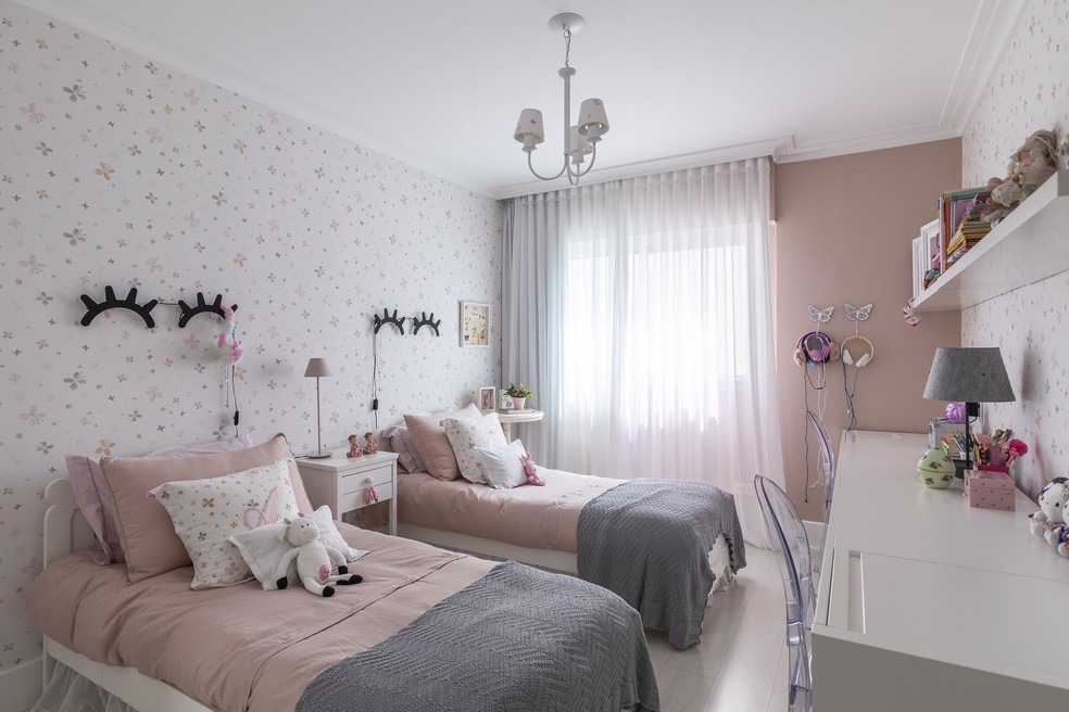 A cor rosa é destaque neste quarto de duas meninas — Foto: Rafael Renzo