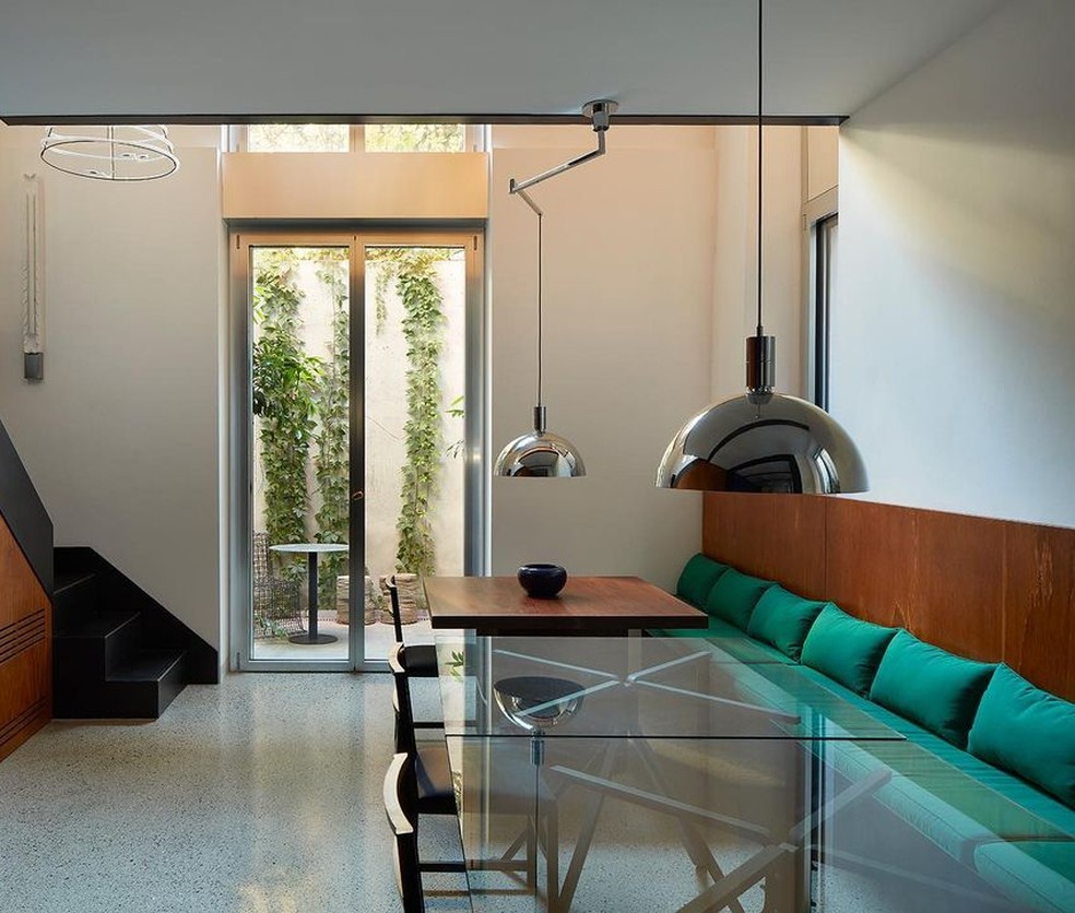 O apartamento de Massimiliano Locatelli em Milão segue o estilo — Foto: Reprodução/Instagram @depasquale.maffini