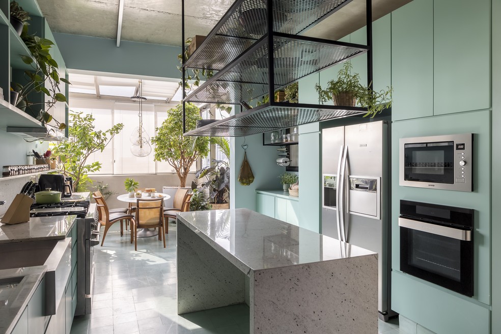 A cor turquesa prevalece neste projeto para cozinha de apartamento em São Bernardo do Campo, em São Paulo — Foto: Rafael Renzo