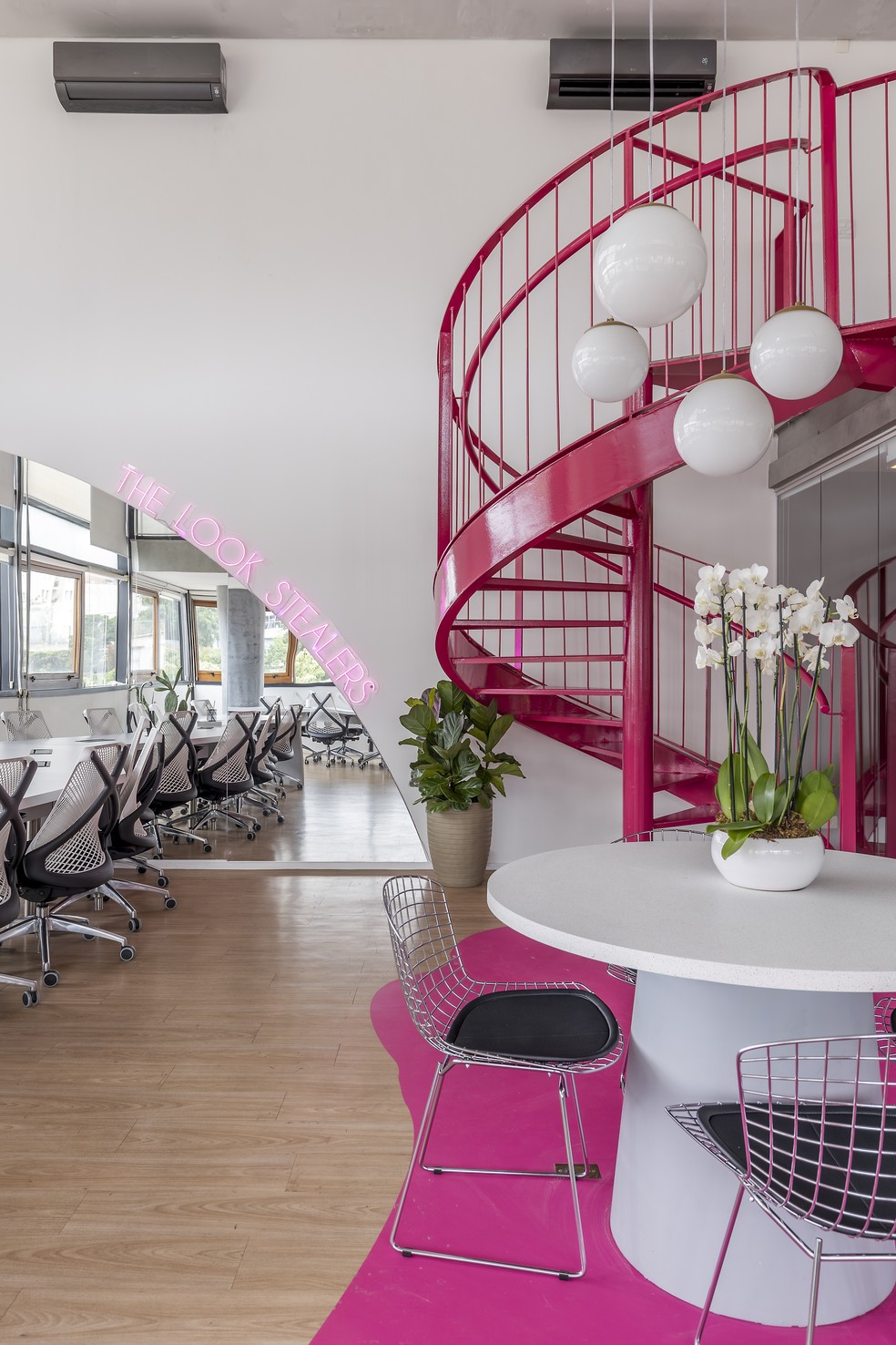 Décor do dia: escritório com escada rosa e espaço amplo integrado