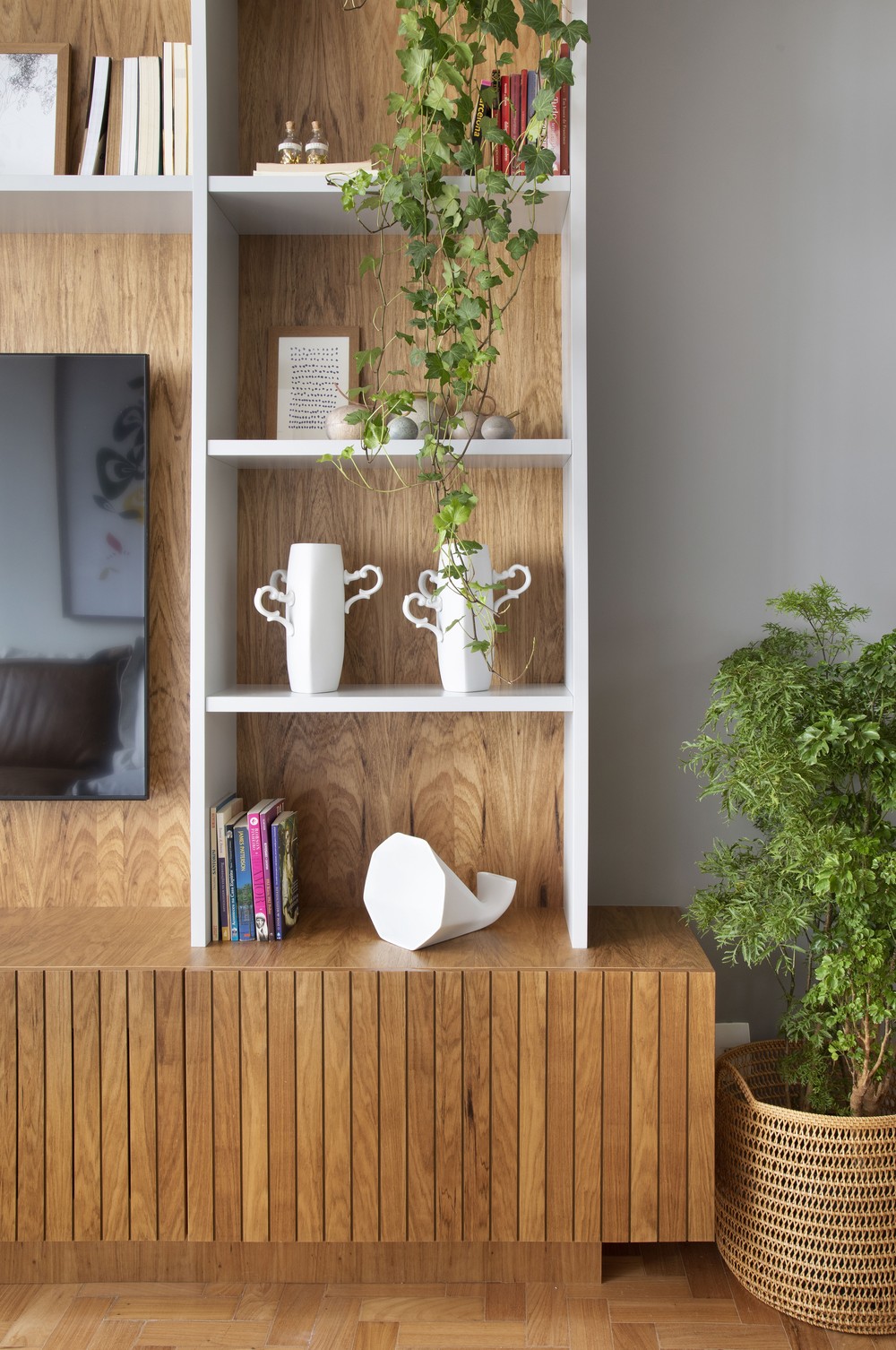 Apartamento de 85 m² com decoração prática e peças de design assinado