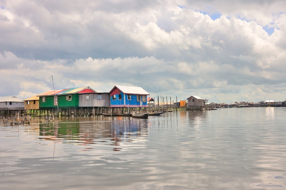 Casas coloridas ficam no meio do lago — Foto: Getty Images