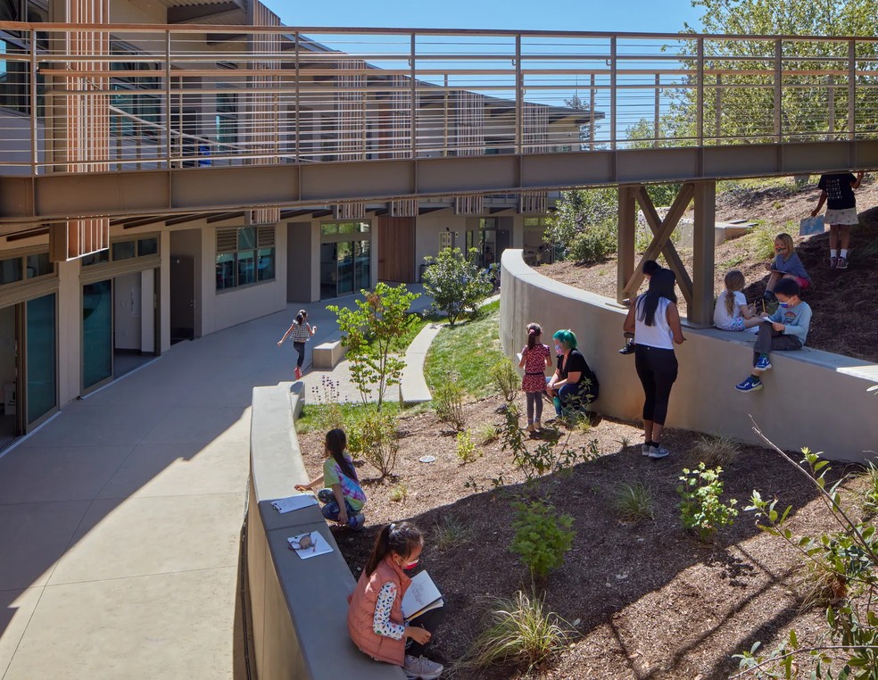 A Nueva School na Califórnia é facilmente adaptável para aulas internas e externas — Foto: Divulgação/Richard Barnes