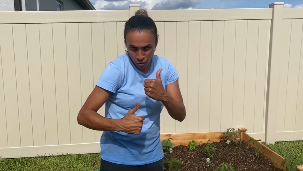 Marta mostra o canteiro que montou no quintal — Foto: Reprodução/Youtube