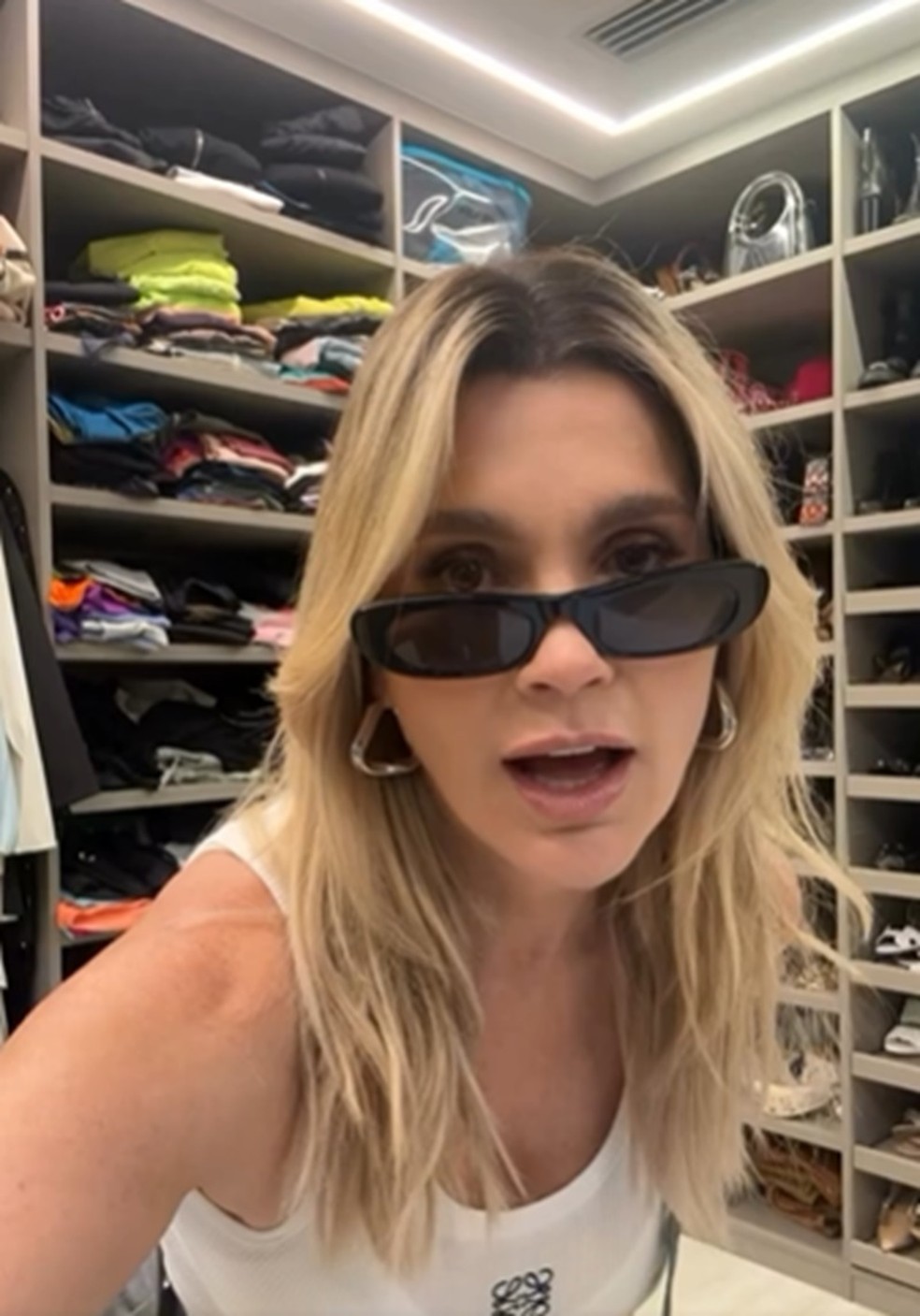 Flávia Alessandra mostra novo closet em apartamento