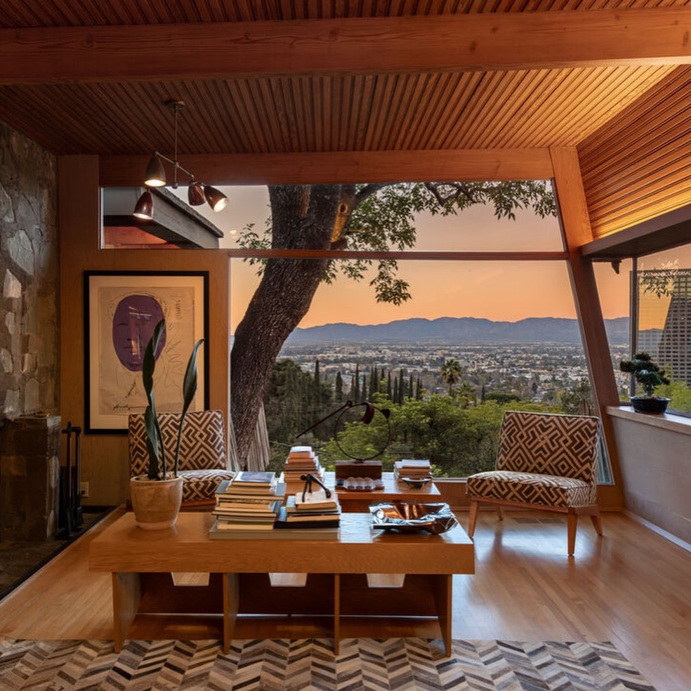 À venda por R$ 35 milhões, casa com design angular é chamada de 'escultura arquitetônica' — Foto: Carol Wood Real Estate/Divulgaçáo