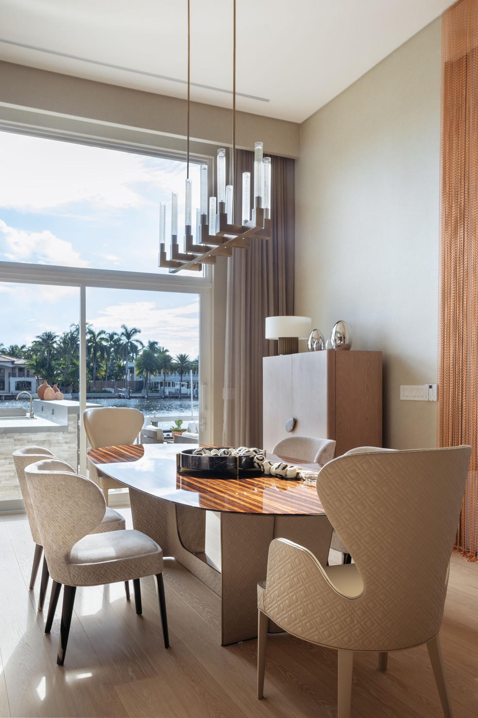 A sala de jantar exibe cadeiras texturas e pendentes contemporâneos — Foto: Denilson Machado/MCA Estúdio