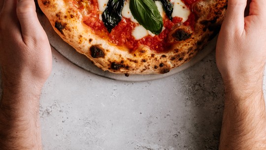 Como fazer massa de pizza caseira? Chef revela os segredos