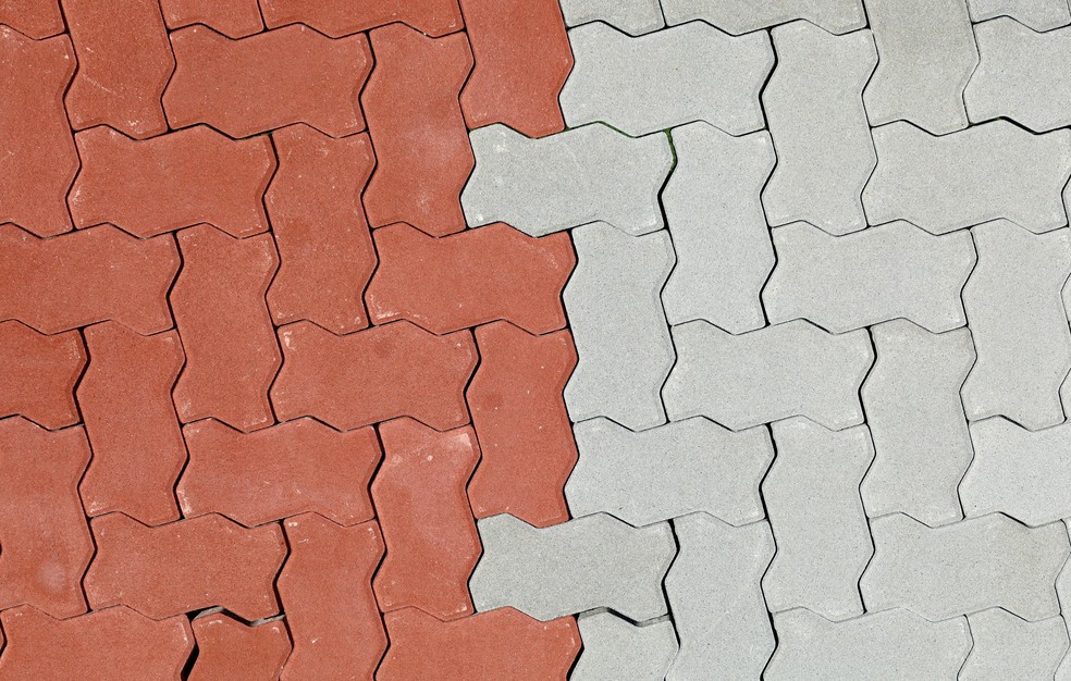 Existem vários modelos e cores de piso intertravado — Foto: Getty Images