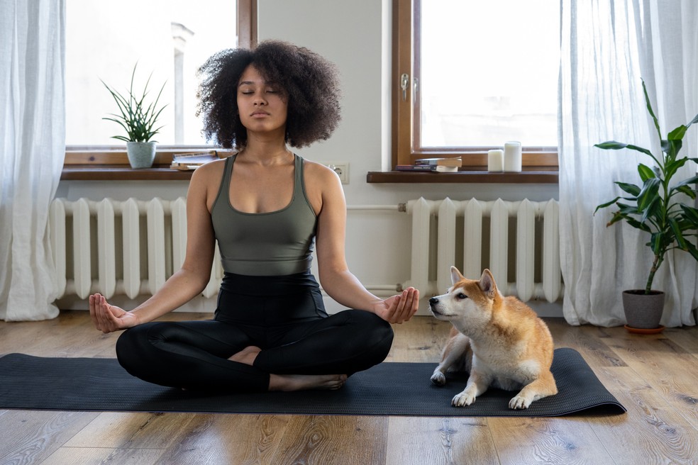 3 benefícios da yoga e como praticar em casa — Foto: Cottonbro Studio/Pexels