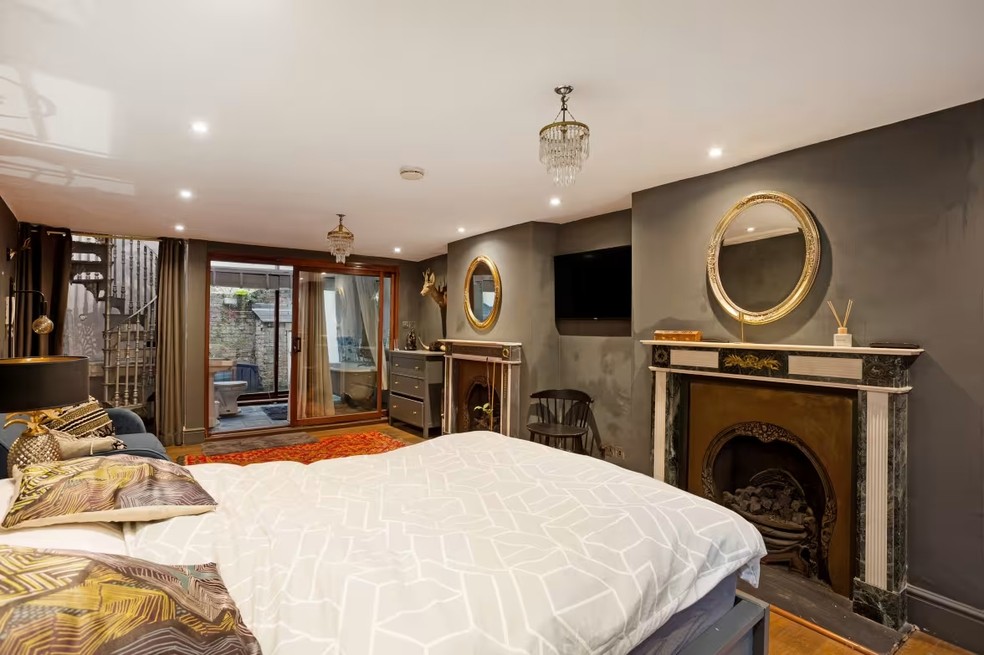 Casa rosa e superfina surpreende por interiores luxuosos