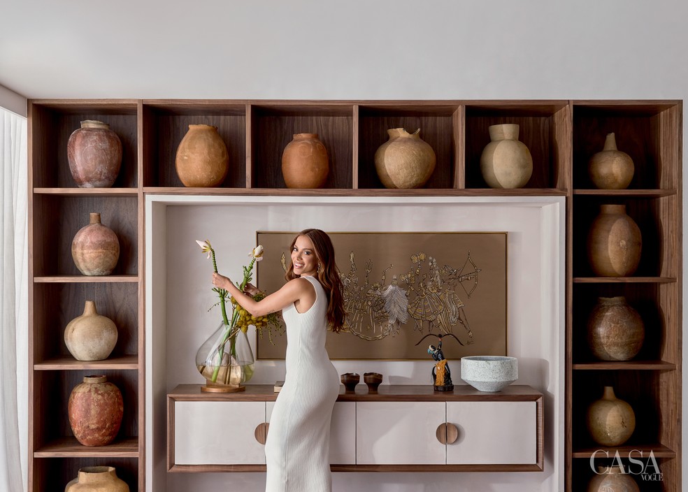 Anitta em outro canto do living — Foto: André Klotz/Vogue