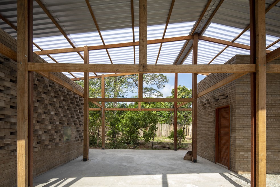 Cada espaço é destinado a uma fase da quebra do coco babaçu — Foto: Maíra Acayaba