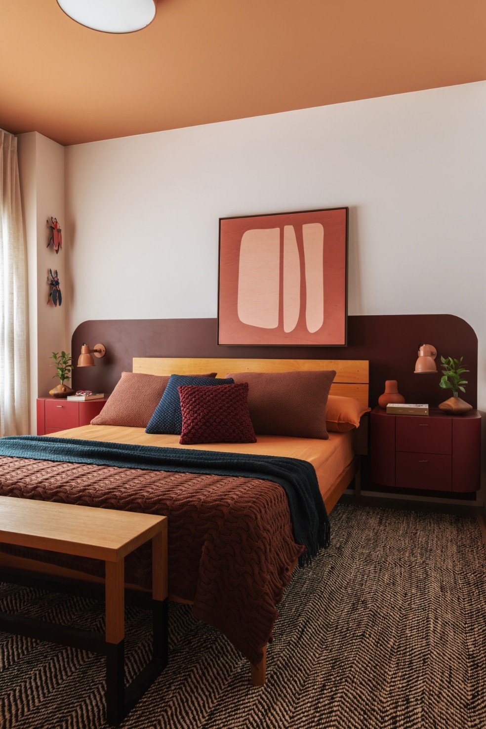 No quarto, roupa de cama e almofadas da Codex Home, banco da Dpot Objeto, tapete da By Kamy e quadro da Urban Arts Moema — Foto: Maura Mello | Produção: Mayra Navarro
