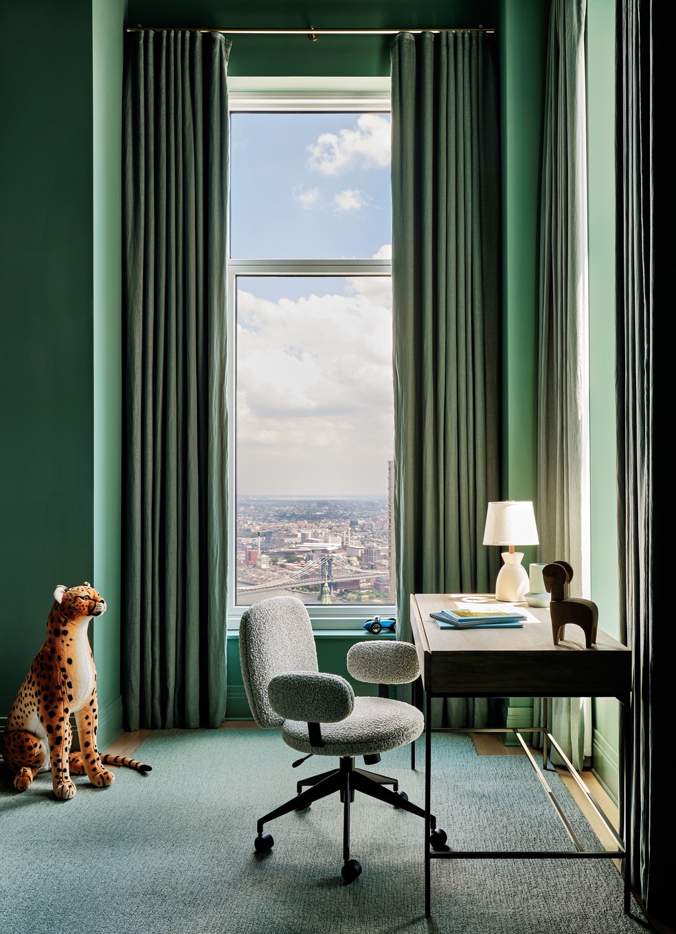No quarto de um dos filhos, o verde se estende ao teto - repare como o canto de estudos ganhou vista para o panorama da cidade de Nova York — Foto: Read McKendree