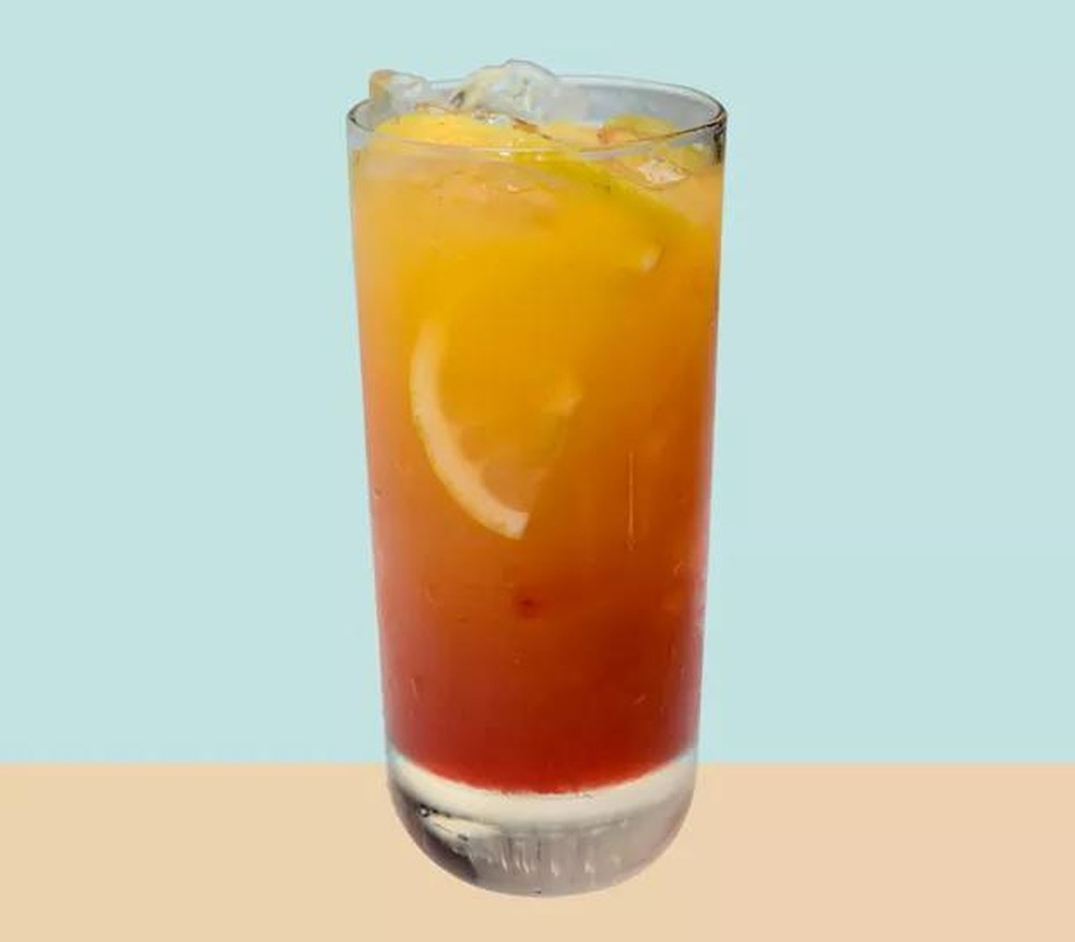 Sunrise: drink colorido leva suco de laranja e cerejas (Foto: Vamos Receber) — Foto: Casa Vogue