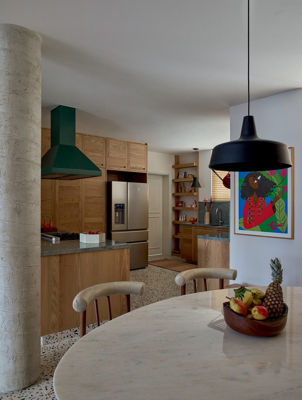 Na copa, mesa Tulipa, de Eero Saarinen, cadeiras Dione, design Caio e Carlos Carvalho para a Breton, e piso Terrazzo Vendome, fornecido pela Guandu Mrmores e instalado pela Laer Engenharia, que executou toda a obra  Foto: Andr Klotz | Estilo: Lucas Freitas