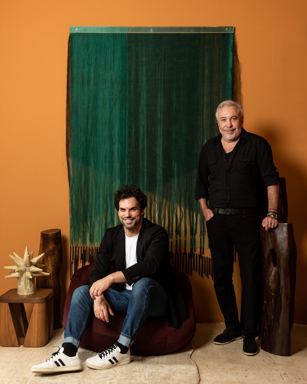 Murilo Lomas e Sig Bergamin posam na galeria do Casa Vogue Experience 2022 — Foto: Wesley Diego Emes