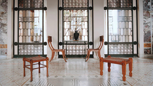 A cadeira Klismos é o móvel mais antigo em uso?