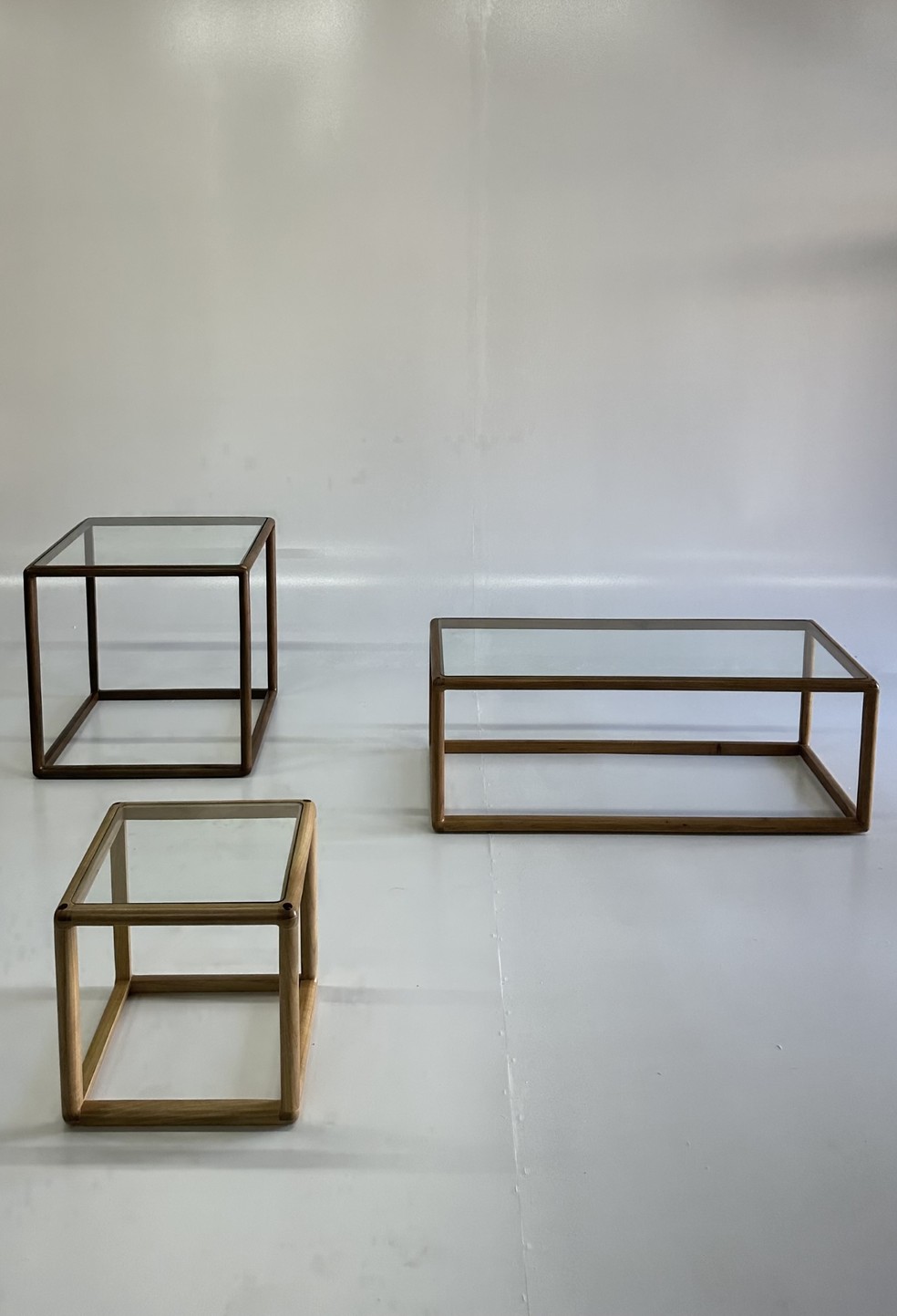 O conjunto de mesas Aresta está disponível nas madeiras em freijó, imbuia ou roxinho  — Foto: Divulgação