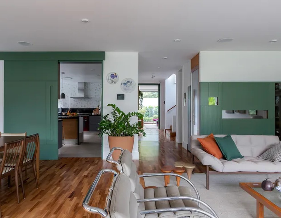 Separando a sala e cozinha, a porta do projeto da arquiteta Carmem Avila foi pintada de verde — Foto: Rafael Renzo
