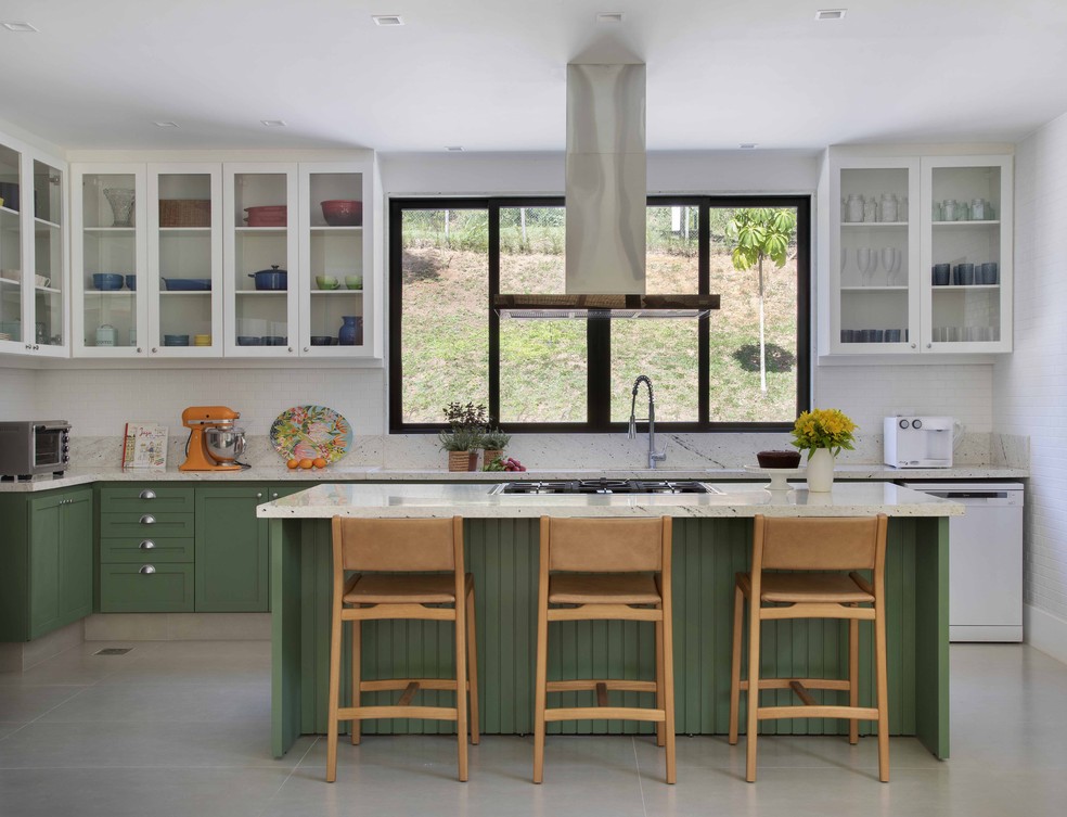 Cozinha criada pelo Brise Arquitetura — Foto: MCA Estúdio