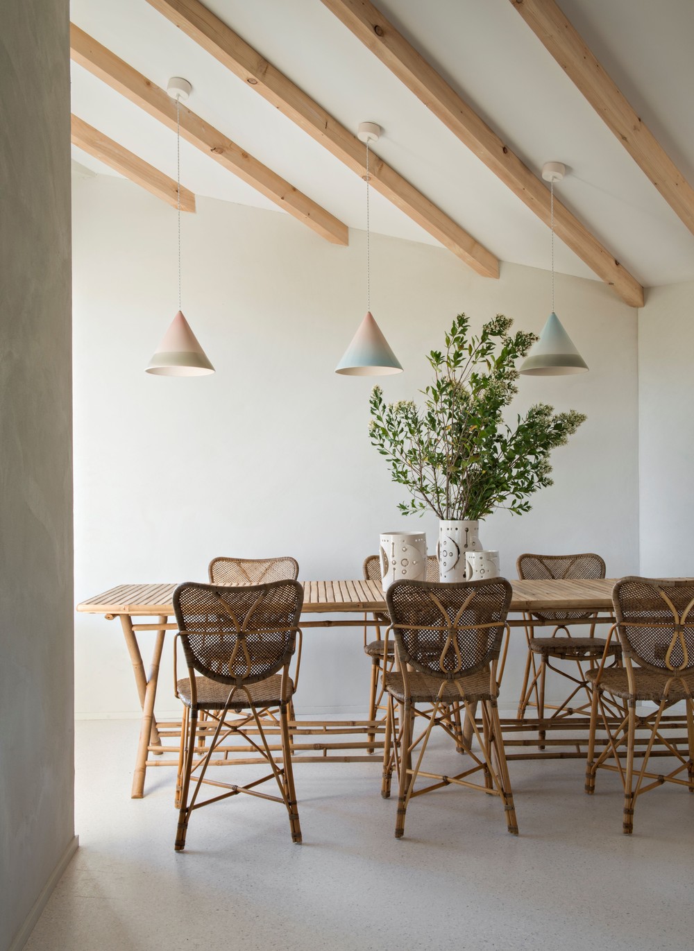 Na França, casa de praia de 134 m² exibe décor despojado após reforma
