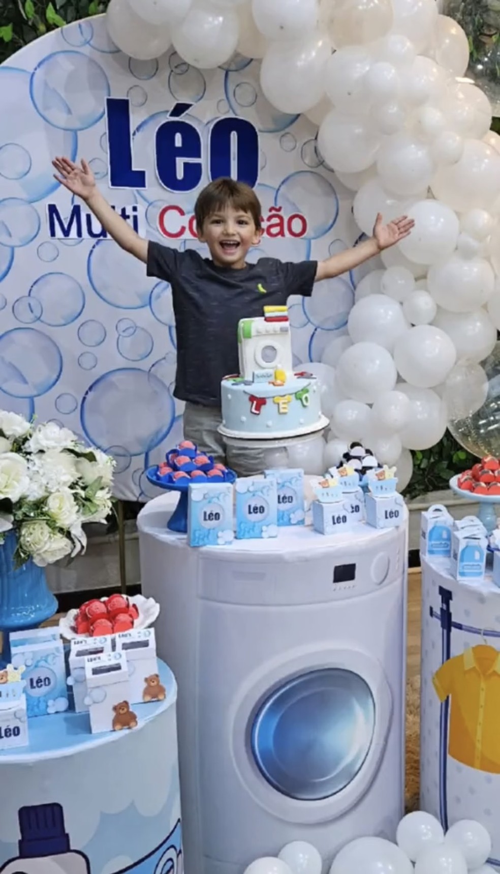 Garoto realiza sonho de festa de aniversário com tema de “máquina de lavar” — Foto: Reprodução/TikTok @pinheiro.ligia