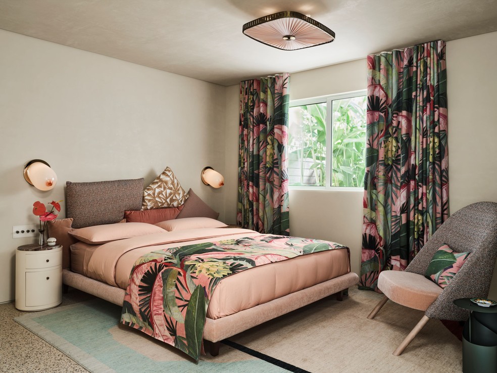 O quarto de hóspedes combina texturas e estampas  — Foto: Douglas Friedman