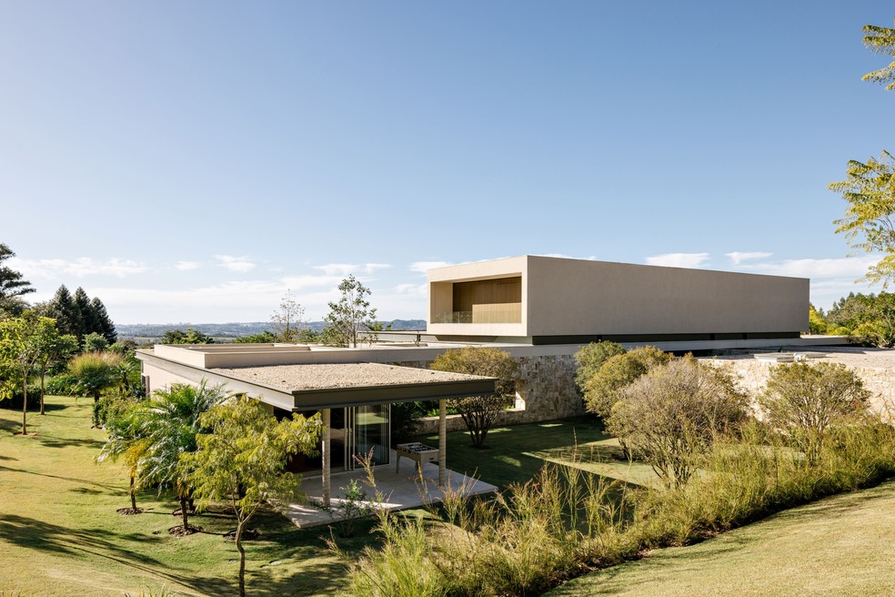 O panorama da casa de campo revela a linearidade e os volumes sobrepostos do desenho arquitetônico — Foto: Fran Parente 