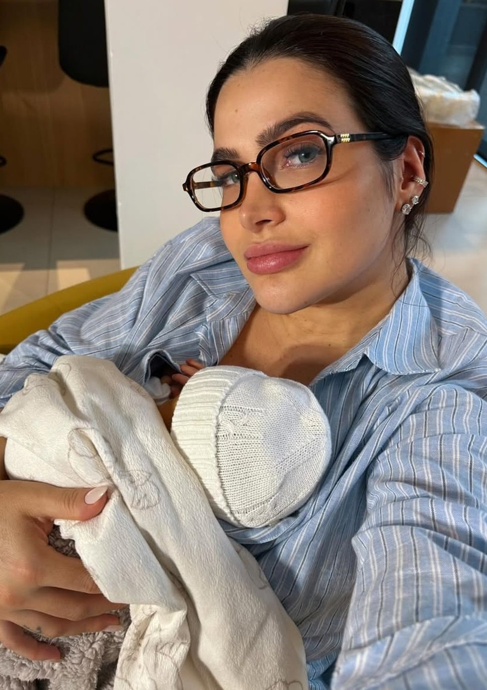Mila Braga e o filho, Davi Yudi, em casa — Foto: Reprodução/Instagram