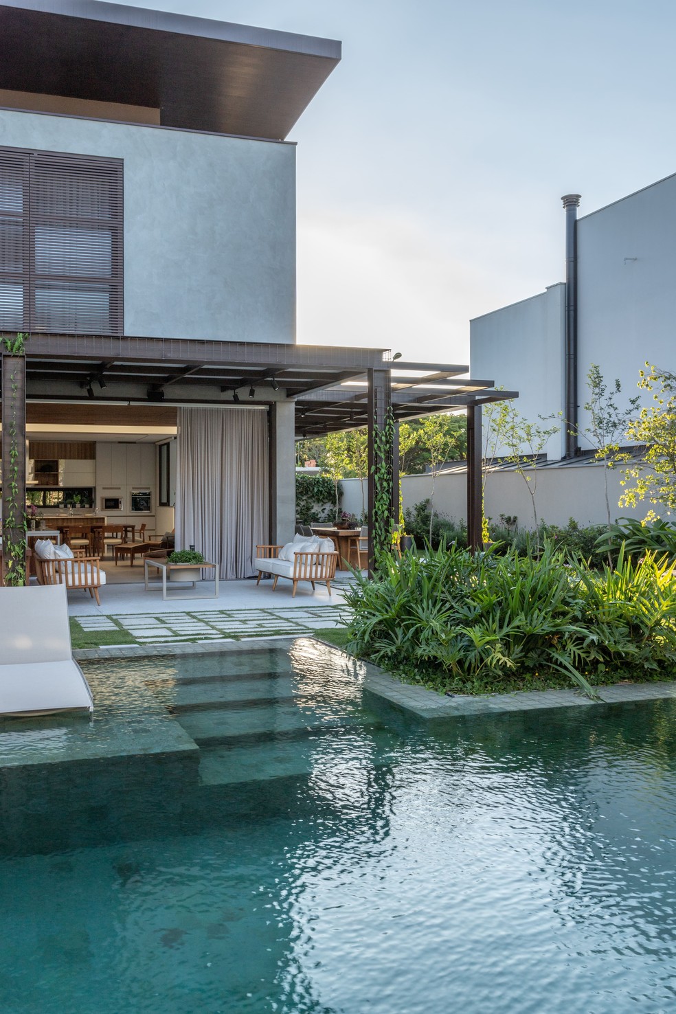 Paisagismo para piscina: dicas e ideias bem refrescantes para se inspirar