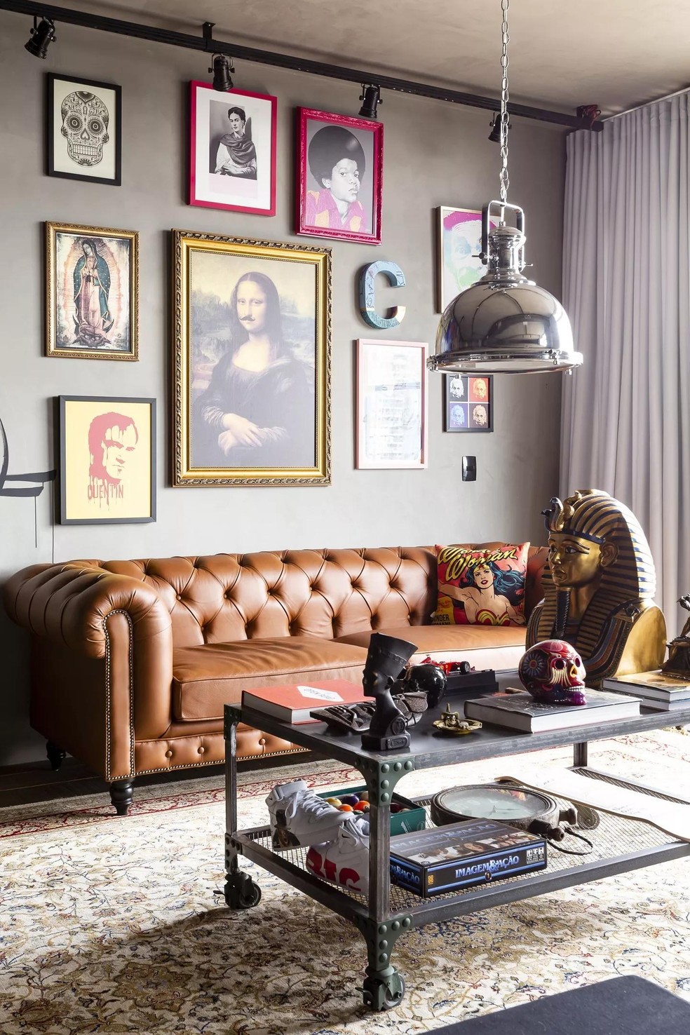 No apartamento do ator Caio Castro, o estilo industrial toma conta da sala de estar (Foto: Casa Vogue) — Foto: Casa Vogue
