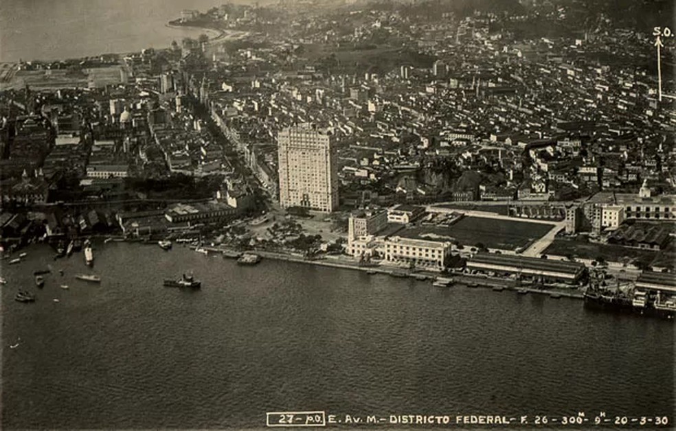 Os 102 metros de altura do edifício A Noite se destacavam no skyline carioca em 1929 — Foto: ACERVO ROBERTO CABOT/ DIVULGAÇÃO