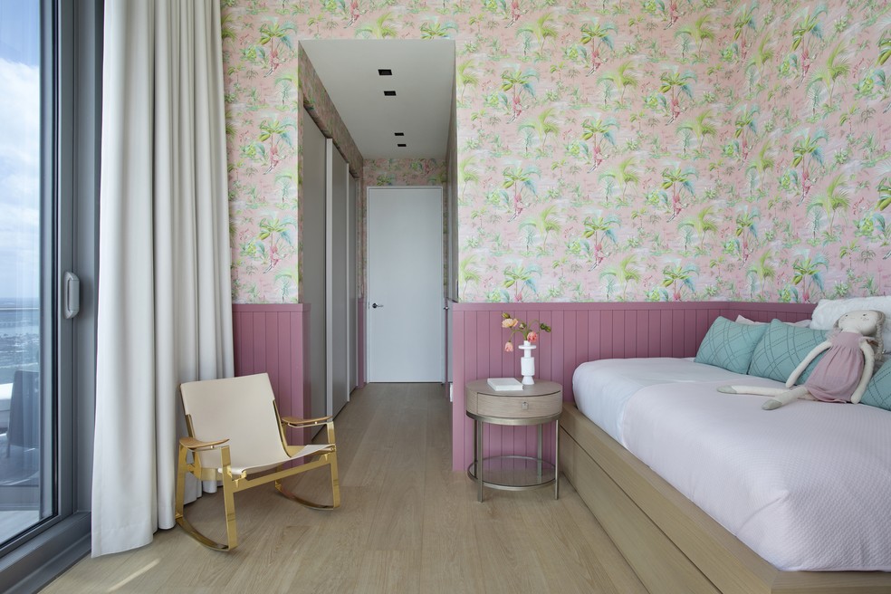 Os proprietários também pediram a designer de interiores que decorasse os dormitórios para os netos - assim, ela optou por móveis baixos e papéis de parede lúdicos que reforçam a atmosfera infantil  — Foto: Denilson Machado/MCA Estúdio