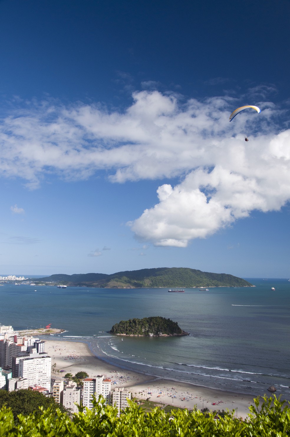 Vista da cidade de Santos a partir do Morro Voturua, em São Vicente — Foto: Getty Images/Priscila Zambotto