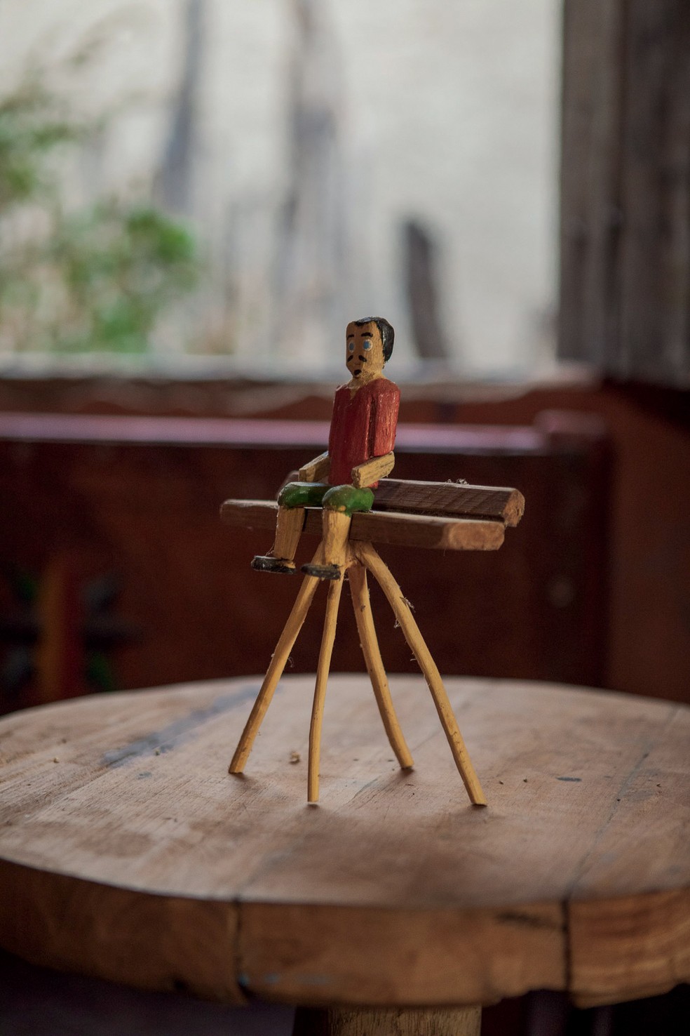 Boneco de madeira criado por Ytalo, filho de Dedé — Foto: Gui Gomes