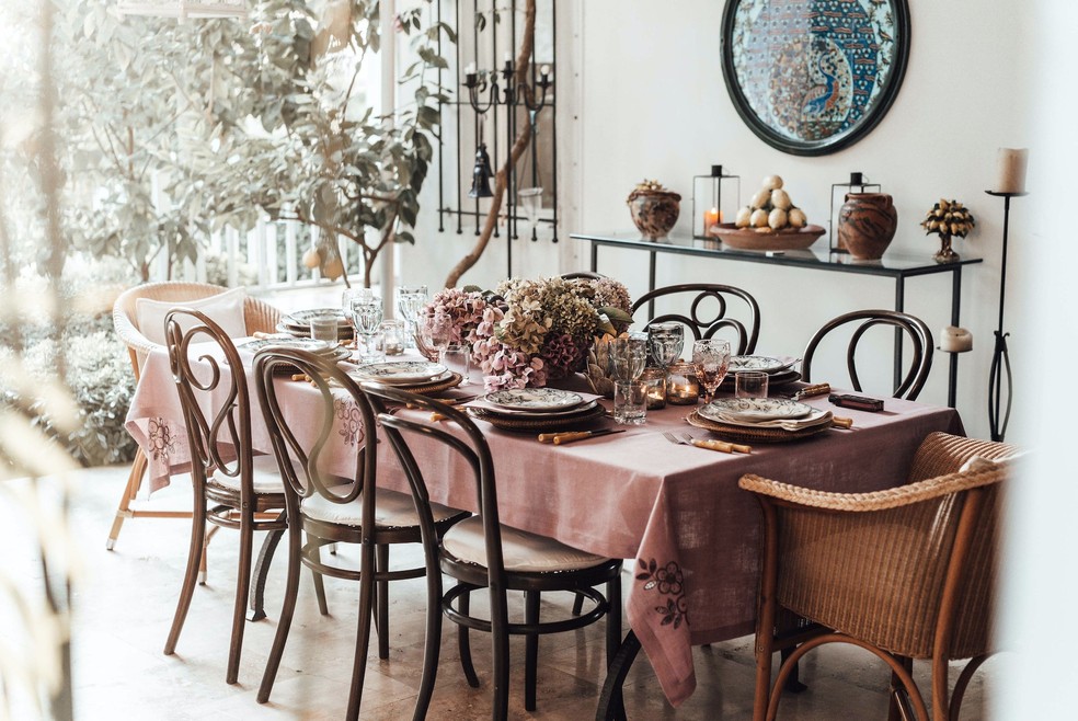 Uma bela mesa posta torna a refeição ainda melhor  — Foto: Furkanfdemir/Pexels