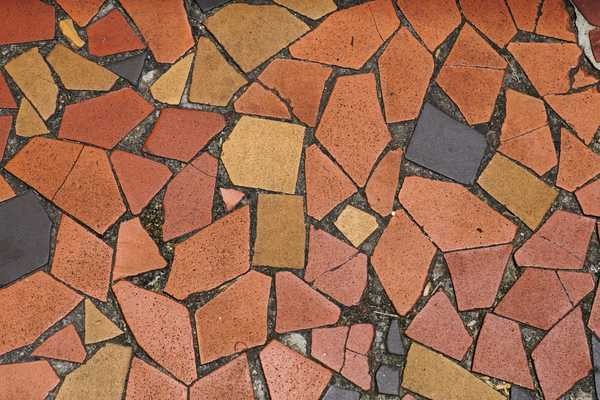 A curiosa história por trás do piso de caquinhos