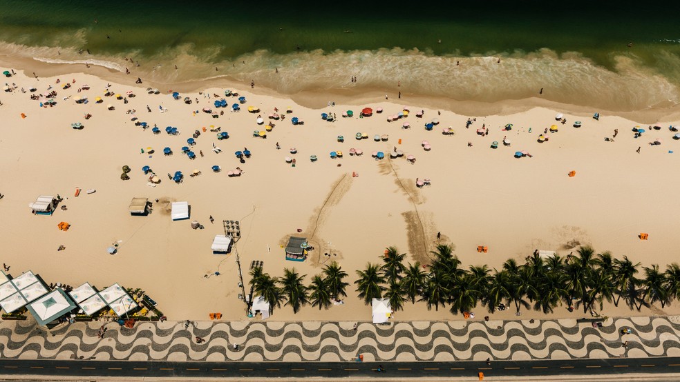 Vista aérea do calçadão de Copacabana — Foto: Getty Images 