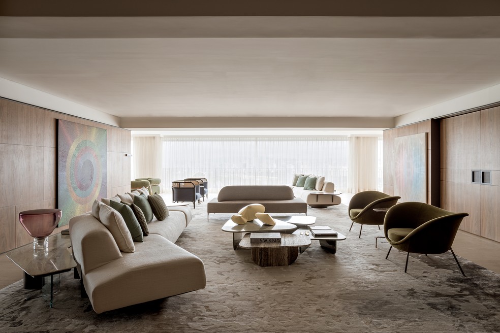 Materiais nobres e obras de arte preenchem apartamento de 230 m²
