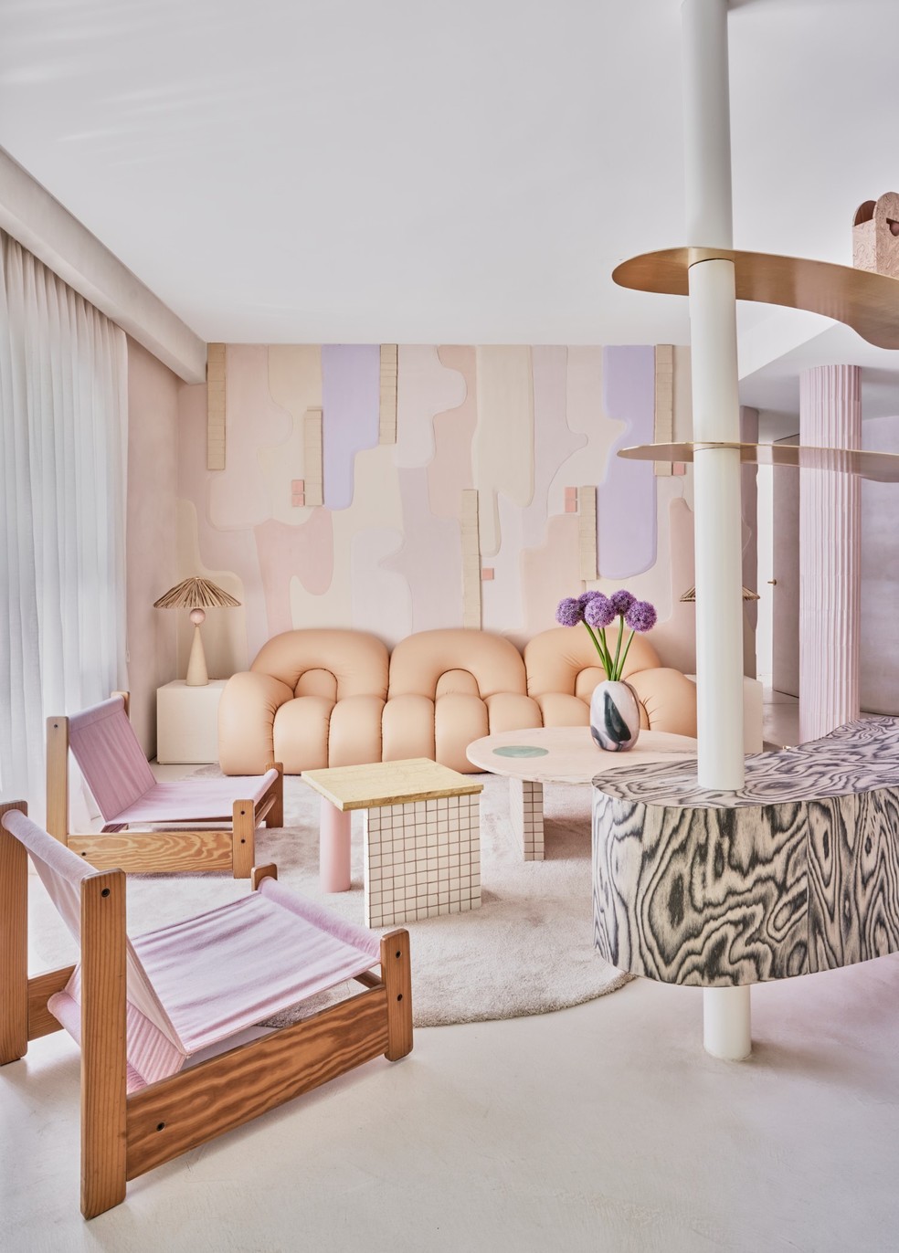 Sofá e outros móveis com curvas se destacam no conceito criado pela designer de interiores — Foto: Manolo Yllera