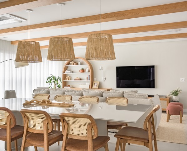 Décor do dia: área social com textura arenosa e estante curva